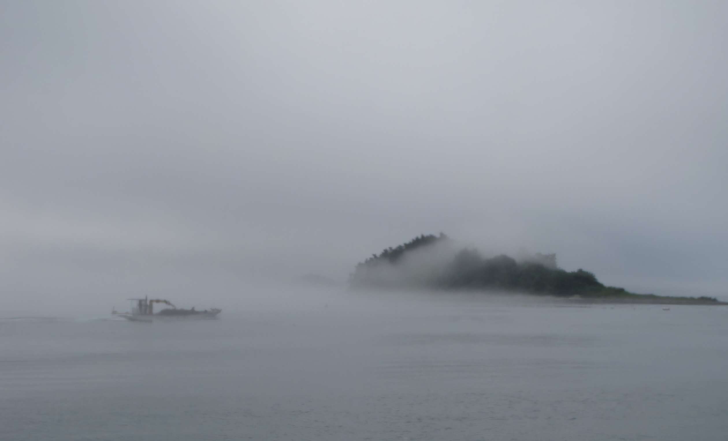 Read more about the article 배가 안개속으로 지나갑니다.