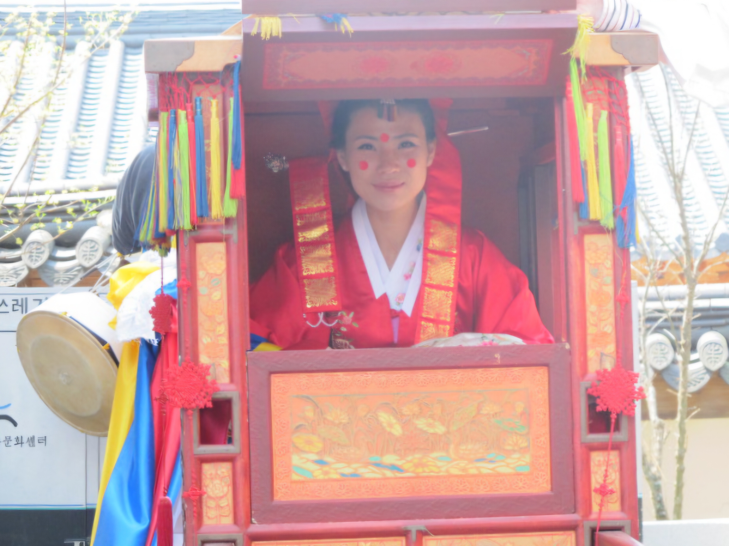 Read more about the article 가마속에 신부, 살포시 웃네요