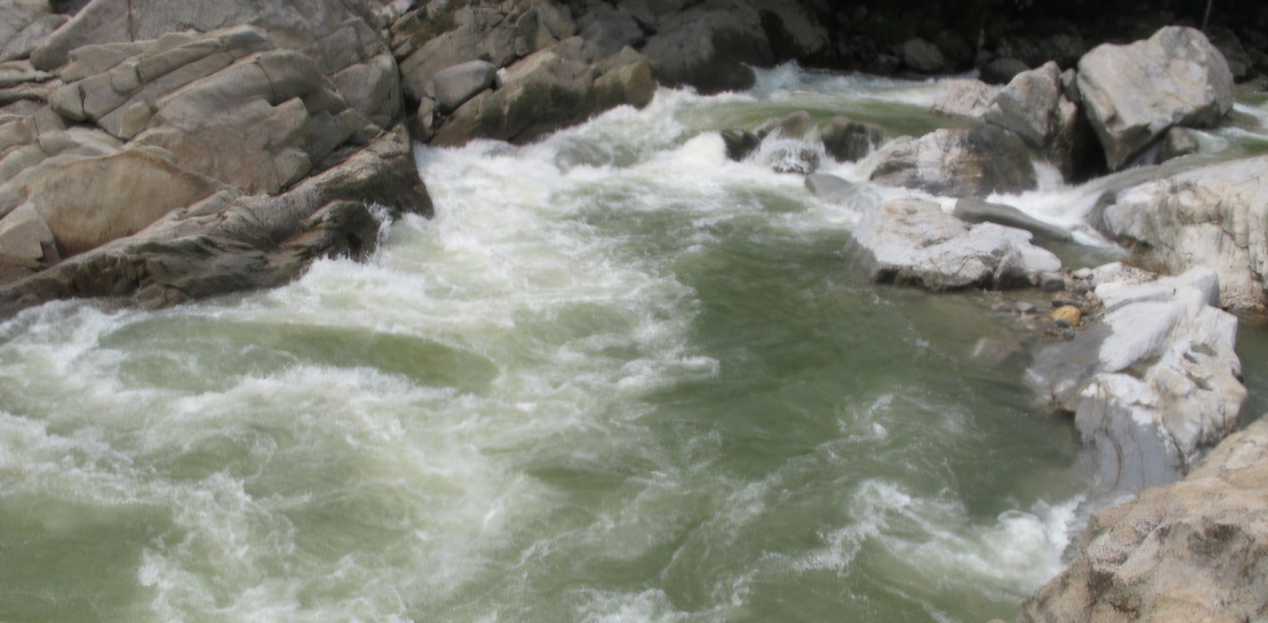 Read more about the article 계곡물이 소용돌이치며 흘렀습니다.