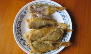 Read more about the article 황석어에 튀김가루를 입혀 튀겼습니다.