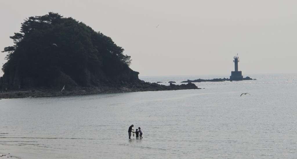 Read more about the article 저무는 해변, 어느 가족 모습입니다.