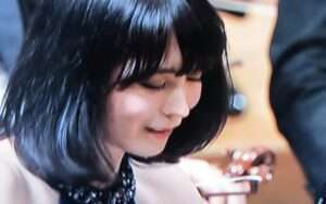 Read more about the article ‘앨리스-사라 오트’, 어?, 맨발이었네!