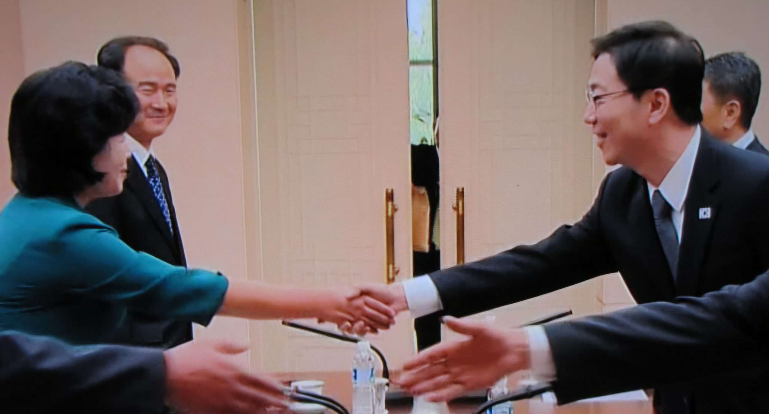 Read more about the article 남북 장관급회담, 실무자 만났다