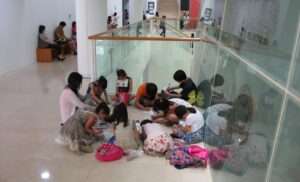 Read more about the article 아이들이 모여서 그림 그립니다.