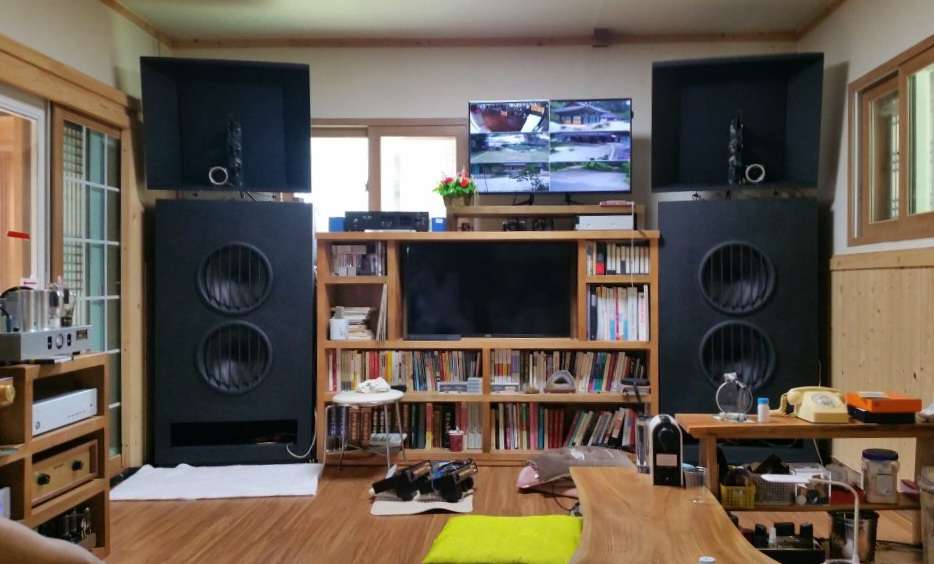 Read more about the article 첵코에서 만든 스피커의 모습입니다.