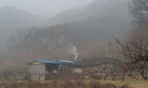 Read more about the article 이른 아침, 굴뚝에서 연기가 피어오릅니다.