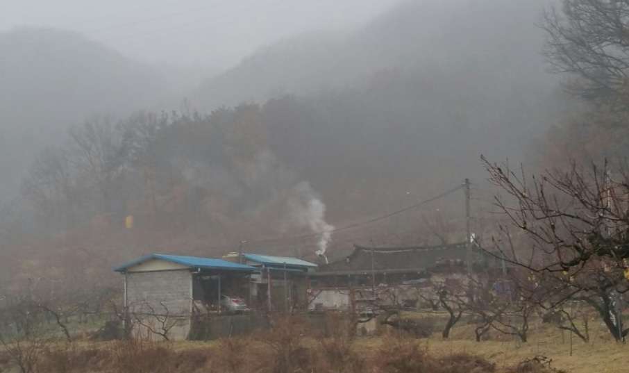 Read more about the article 이른 아침, 굴뚝에서 연기가 피어오릅니다.